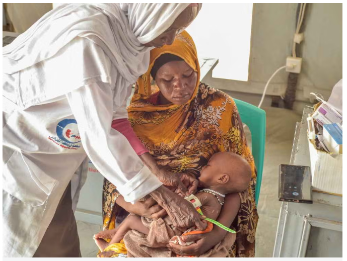 سلال غذائية جاهزة للتوزيع